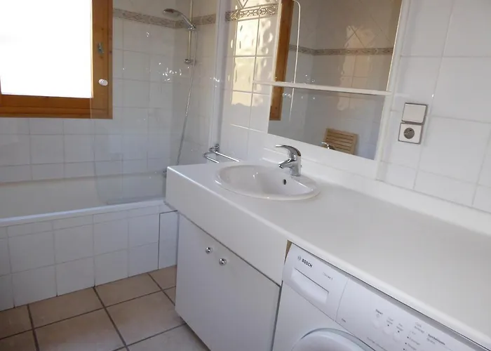 Spacieux Avec Grande Terrasse Et Parking A Champagny-en-vanoise - Fr-1-464-37 Daire