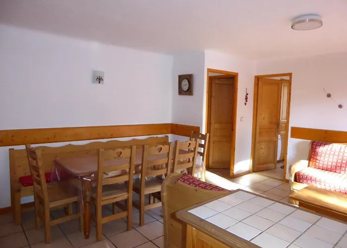 Spacieux Avec Grande Terrasse Et Parking A Champagny-en-vanoise - Fr-1-464-37