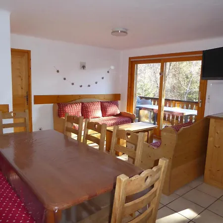 Spacieux Avec Grande Terrasse Et Parking A Champagny-en-vanoise - Fr-1-464-37 *