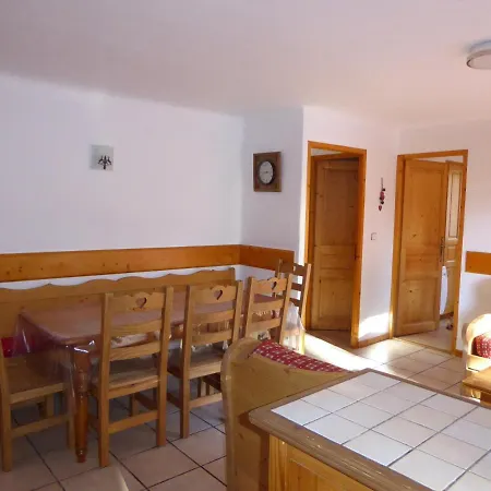 Spacieux Avec Grande Terrasse Et Parking A Champagny-en-vanoise - Fr-1-464-37
