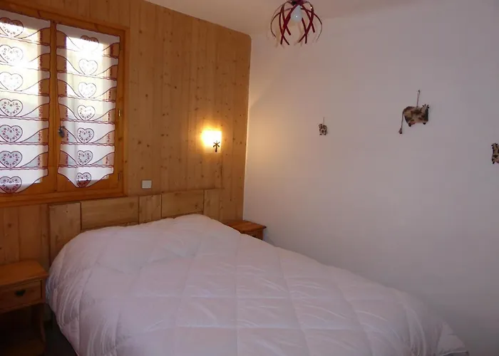 Apartment Spacieux Avec Grande Terrasse Et Parking A Champagny-en-vanoise - Fr-1-464-37